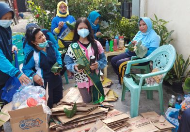 Peringati Hari Peduli Sampah Nasional, Queen Ajak Warga Tanah Merah III Pilah Sampah