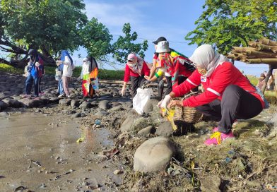 SDN Ketabang I Surabaya Bersihkan Pantai di Area Mangrove Tambak Wedi